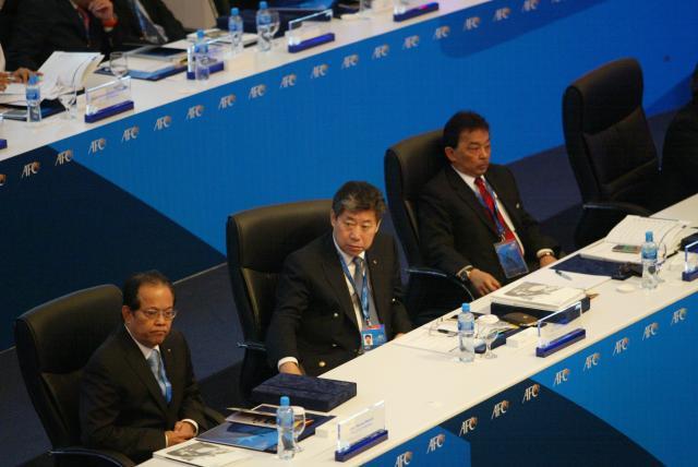1675091967610047761.jpg 张吉龙在2015年亚足联代表大会上坐在主席台上.jpg